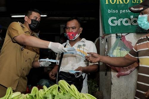 Wali Kota Medan Bersama Gubernur dan Forkopimda Sumut Bagikan Masker dan Hand sanitizer di Pasar